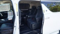 Oke, masuk ke dalam interior. Pada bangku baris kedua, tetap penumpang disuguhkan dengan kenyamanan bangku captain seat berbalut kulit sintetis, dan tetap menggunakan pintu geser otomatis. Foto: T.R.G