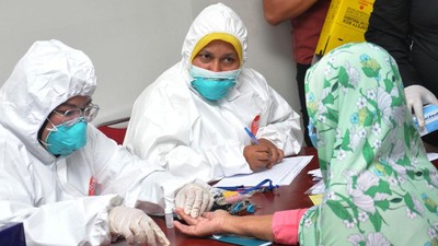 Momen TKI dari Malaysia Jalani Rapid Test di Bandara Kualanamu