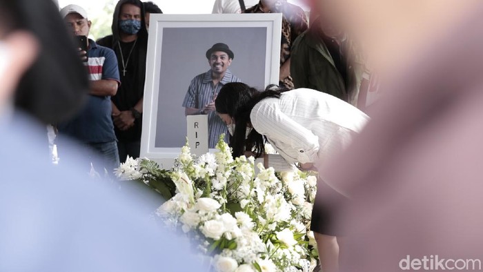 Glenn Fredly Mutia Ayu di pemakaman Glenn Fredly