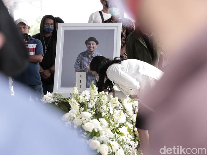 Mutia Ayu di pemakaman Glenn Fredly