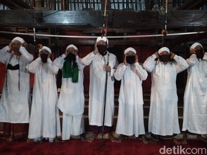 Doakan Pandemi Corona Berakhir, 7 Muazin Kumandangkan Azan di Cirebon