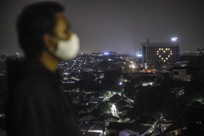 Salah satu hotel menyalakan lampu kamar dan membentuk tanda cinta di Kota Bogor, Jawa Barat, Kamis (9/4/2020). Aksi solidaritas hotel tersebut menjadi simbol empati, semangat kebersamaan dalam menghadapi pandemi COVID-19. ANTARA FOTO/Yulius Satria Wijaya/aww.
