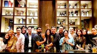 Di Instagram, David sebenarnya sering mengunggah foto bersama Julie. Ini momen ketika mereka kumpul bersama teman-temannya di restoran mewah. Foto: instagram davidtjipto