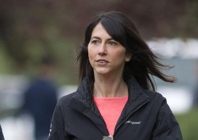 Mackenzie Bezos yang berasal dari Amerika Serikat merupakan mantan istri dari pendiri dan CEO Amazon, Jeff Bezos. Mackenzie masuk ke dalam daftar wanita terkaya di dunia 2020 dengan kekayaan mencapai Rp 570 triliun. Foto: dok. Forbes