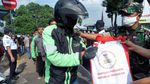 Warga Terdampak COVID-19 Terima Sembako dari Jokowi