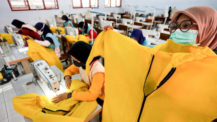Sisiwa SMK memproses pembuatan baju pelindung diri (Hazmat Suit) di SMKN 2 Blitar, Jawa Timur, Kamis (9/4/2020). Untuk pemenuhan kebutuhan alat pelindung diri (APD) dalam penanganan pasien COVID-19 di sejumlah rumah sakit umum dan swasta, pemda setempat menggandeng sejumlah SMK untuk memproduksi Hazmat Suit, masker medis, pelindung wajah (Face Shield), dan sejumlah APD lainnya. ANTARA FOTO/Irfan Anshori/nz