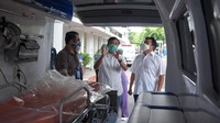 Astra Financial menyerahkan satu unit mobil Ambulance Gawat Darurat kepada RS St Carolus, lengkap dengan peralatan medis seperti alat mesin bantu nafas dan alat kejut listrik untuk mendukung RS St Carolus dalam memberikan pelayanan kesehatan yang lebih cepat disaat kondisi darurat COVID-19pada Rabu, (8/4/2020).Istimewa/ dok.Astra