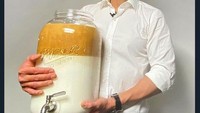 Kocak banget netizen ada yang mengedit seseorang membawa gelas berukuran besar yang berisikan dalgona coffee. Kira-kira ada yang sanggup membuatnya gak ya? Foto: Istimewa