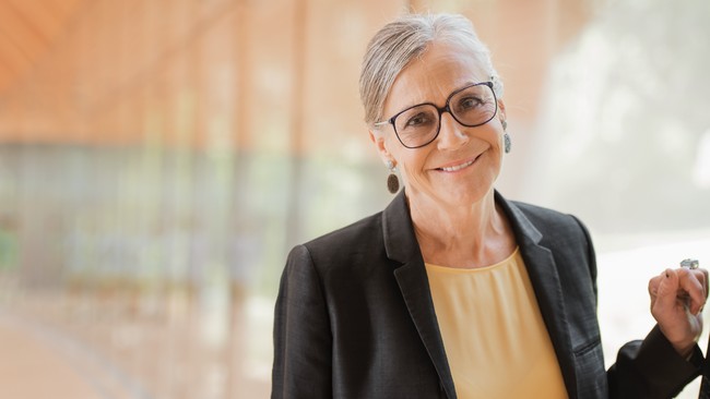 Alice Walton adalah satu-satunya anak perempuan dari pendiri Walmart, Sam Walton. Wanita yang berasal dari Amerika Serikat ini berada di urutan pertama wanita terkaya di dunia 2020. Alice diperkirakan memiliki kekayaan sebesar Rp 853 triliun. Foto: dok. Forbes