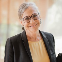 Alice Walton adalah satu-satunya anak perempuan dari pendiri Walmart, Sam Walton. Wanita yang berasal dari Amerika Serikat ini berada di urutan pertama wanita terkaya di dunia 2020. Alice diperkirakan memiliki kekayaan sebesar Rp 853 triliun. Foto: dok. Forbes
