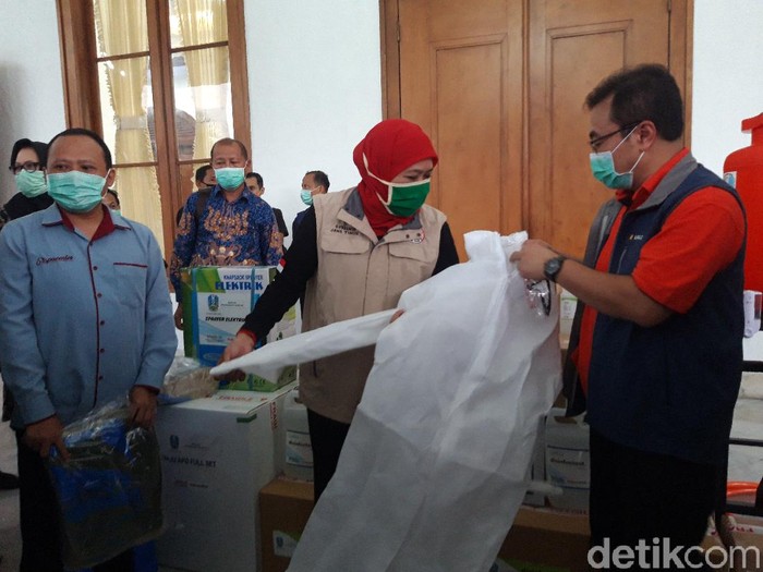 Pemprov Jatim menerima bantuan alat-alat pencegahan penyebaran virus Corona. Gubernur Khofifah Indar Parawansa mengatakan, bantuan ini merupakan wujud dari kegotongroyongan masyarakat Jatim.
