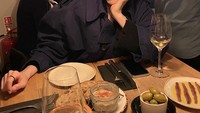 Son Naeun, anggota Apink yang menduduki posisi sebagai Visual di grupnya. Ia tak hanya berkarir bersama Apink saja. Namun aktif sebagai model dan aktris. Ia banyak membintangi produk makanan, seperti minuman bersoda, soju, beer, dan tuna kaleng. Begini pesona cantiknya Naeun saat menikmati makanan di salah satu restoran yang ada di Inggris. Foto: Istimewa