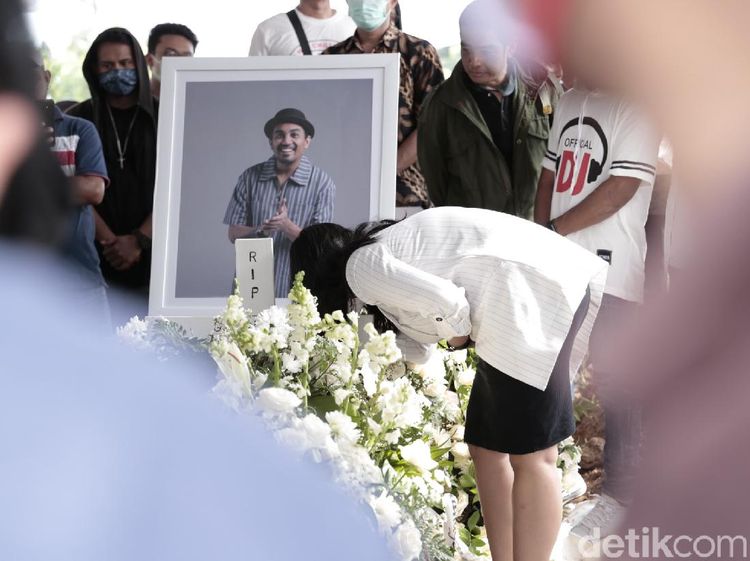 Salam Perpisahan Mutia Ayu di Makam Glenn Fredly