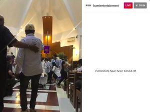 Ibadah Pelepasan Glenn Fredly Digelar, Mutia Ayu Gendong Anak di Sisi Peti