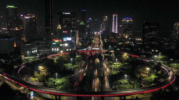 Jembatan Penyeberangan Orang (JPO) Polda Metro Jaya menampilkan warna merah putih di Jakarta, Kamis (9/4/2020).Pemerintah Provinsi (Pemprov) DKI Jakarta menampilkan lampu merah putih sebagai simbol penghargaan dan apresiasi kepada tenaga medis yang terus berjuang menyelamatkan pasien COVID-19. ANTARA FOTO/Galih Pradipta/aww.