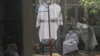 Sepinya pengunjung yang datang ke barbershop membuat pelaku usaha potong rambut menerima jasa panggilan cukur ke rumah dengan menggunakan pakaian pelindung untuk pencegahan penularan virus Corona (COVID-19).