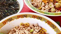 Jalan-jalan ke Singapura tak lengkap tanpa cicip pork noddle. Pria yang punya usaha kuliner ini mencoba Hill Street Tai Hwa Pork Noodle setelah menunggu 1,5 jam. Foto: instagram davidtjipto