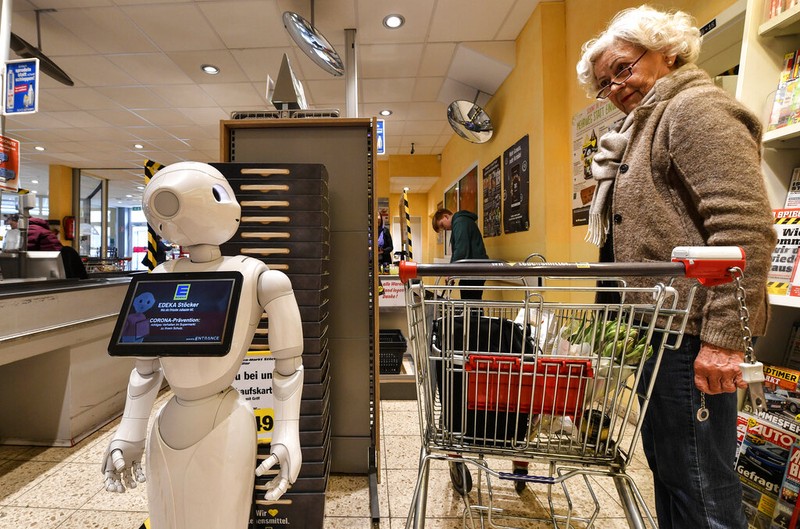 Berbagai aturan menangkal penyebaran Corona membuat sebagian besar manusia tinggal di rumah. 
Tinggal robot-robot yang 'menggantikan' sebagian tugas manusia.