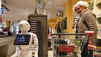 Robot membantu kinerja pramuniaga di sebuah pasar ritel di kota Lindlar, Jerman, (30/3/2020). AP Photo/Martin Meissner