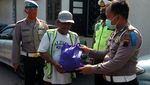 Warga Terdampak COVID-19 Terima Sembako dari Jokowi