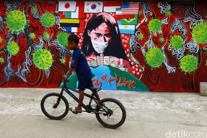 Mural Lawan Corona Mejeng di Cipayung Depok Mural bertemakan 'Indonesia Lawan Corona' mejeng di kawasan Rawa Geni, Cipayung, Depok, Jawa Barat. Seperti apa penampakannya?