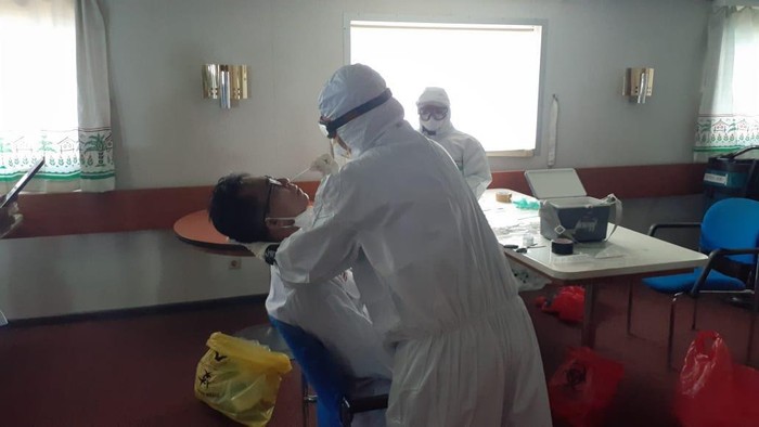 Tim medis gabungan melakukan tes swab pada kru kapal (Dok. Humas Kantor Otoritas Pelabuhan Makassar)