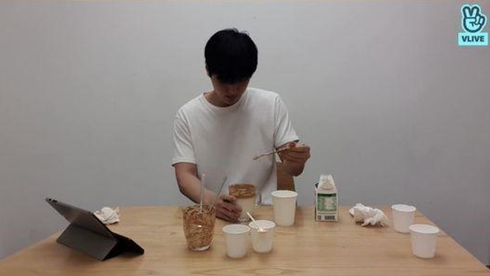 artis korea bikin dalgona coffee