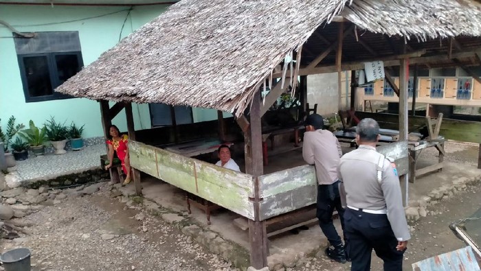 Polisi razia tempat minum-minuman keras saat wabah corona di Palopo, Sulawesi Selatan.