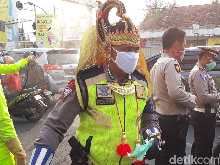 Polisi melakukan sosialisasi agar warga Pasuruan disiplin jaga jarak untuk memutus rantai penularan virus Corona. Petugas juga membagikan masker pada warga yang tidak mengenakannya.