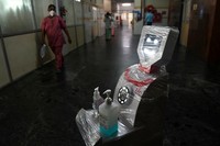Berbagai aturan menangkal penyebaran Corona membuat sebagian besar manusia tinggal di rumah. 
Tinggal robot-robot yang menggantikan sebagian tugas manusia.