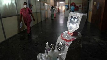 Robot interaktif yang diberi nama Zafi membantu pekerjaan paramedis di RS Stanley Medical, Chennai, India (6/4/2020).  ARUN SANKAR/AFP via Getty Images