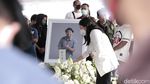 Salam Perpisahan Mutia Ayu di Makam Glenn Fredly