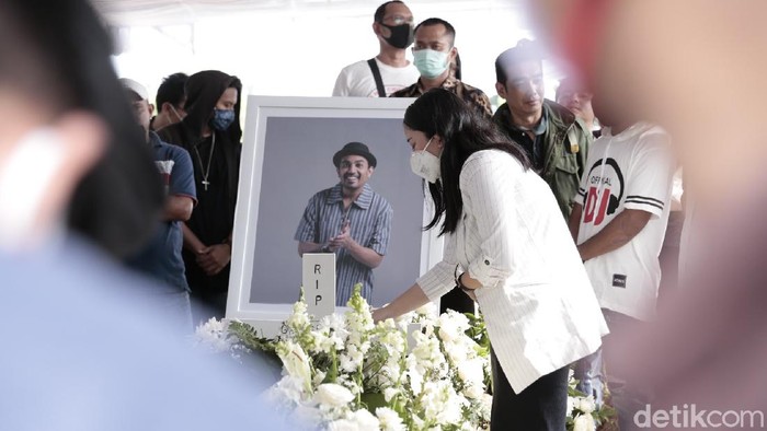 Mutia Ayu di pemakaman Glenn Fredly