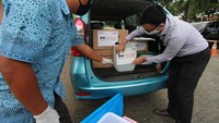 Pegawai BNI sedang memuat bantuan alat medis ke dalam mobil taksi yang akan dikirimkan ke Rumah Sakit Angkatan Laut Mintoharjo dan Rumah Sakit Polri Kramat Jati di Jakarta, Rabu 8 April 2020. 
