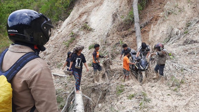 Tanah Longsor menyebabkan akses jalan dari Mamasa-Toraja terputus