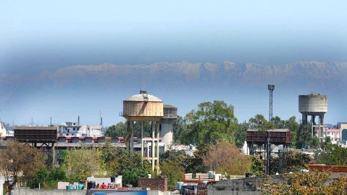 Untuk pertama kalinya dalam 30 tahun, puncak Himalaya terlihat di India.