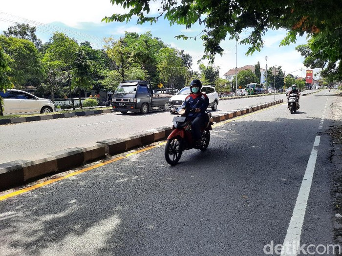 Suasana arus lalin di Ring Road Utara, Sleman, DIY, Kamis (9/4/2020).