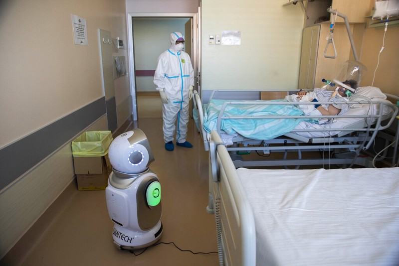 Berbagai aturan menangkal penyebaran Corona membuat sebagian besar manusia tinggal di rumah. 
Tinggal robot-robot yang 'menggantikan' sebagian tugas manusia.