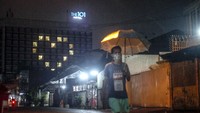 Seorang warga berjalan diantara tanda hati yang merupakan simbol empati dalam menghadapi merebaknya virus Corona.