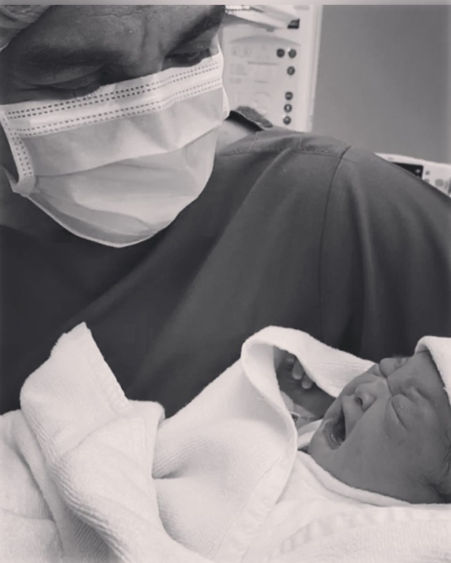 Glenn Fredly dikaruniai seorang bayi perempuan pada 28 Februari 2020. Inilah momen ketika Glenn menggendong bayinya yang diberi nama Gewa Atlana Syamayim Latuihamallo . Cinta dan sukacita kami datang dari Tuhan Penguasa Semesta Alam dalam Kasih sayangNYA yang selalu mengalir dan semua terjadi indah tepat pada waktuNYA ... Terimakasih atas Doa dan kebaikan semua sahabat atas kelahiran putri kami .. Gewa Atlana Syamayim Latuihamallo ❤️ Lets rock the world together, Gewa ! ... 28 Feb 2020, demikian Glenn menulis di keterangan fotonya di Instagram. Foto: Instagram Glenn Fredly dan Mutia Ayu