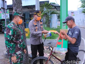 Polisi dan TNI Bagi Masker dan Sembako ke Warga Madiun Terdampak Corona