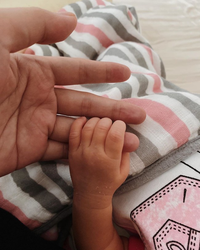 Momen tangan mungil Gewa menggenggam tangan Glenn Fredly ini diunggah oleh Mutia Ayu di Instagram pada 8 Maret 2020. Glenn meninggal dunia sebulan setelah foto ini diunggah ke Instagram. Pelantun Kasih Putih itu meninggal dunia pada 8 April 2020 karena penyakit meningitis yang dideritanya. Foto: Instagram Glenn Fredly dan Mutia Ayu