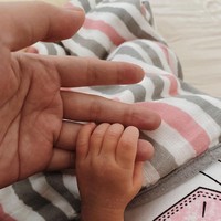 Momen tangan mungil Gewa menggenggam tangan Glenn Fredly ini diunggah oleh Mutia Ayu di Instagram pada 8 Maret 2020. Glenn meninggal dunia sebulan setelah foto ini diunggah ke Instagram. Pelantun Kasih Putih itu meninggal dunia pada 8 April 2020 karena penyakit meningitis yang dideritanya. Foto: Instagram Glenn Fredly dan Mutia Ayu