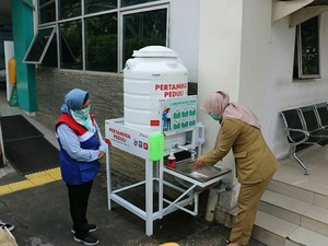 Pertamina Bagikan 7 Unit Wastafel Portabel untuk Puskesmas Koja