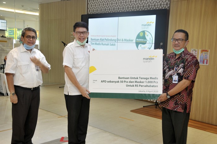 Mandiri Syariah menyerahkan bantuan senilai Rp3,05 miliar berupa 2.500 Alat Pelindung Diri (APD) dan 100 ribu masker kepada 105 Rumah Sakit rujukan Covid-19 di seluruh Indonesia.