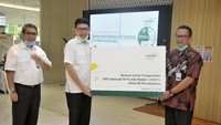 Direktur Utama Mandiri Syariah Toni EB Subari didampingi Direktur Mandiri Syariah Kusman Yandi menyerahkan bantuan senilai Rp3,05 miliar berupa 2.500 Alat Pelindung Diri (APD) dan 100 ribu masker kepada 105 Rumah Sakit rujukan Covid-19 di seluruh Indonesia di Kantor Pusat Mandiri Syariah Thamrin. 