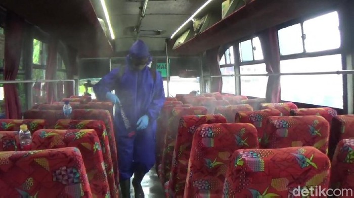 Petugas semprotkan disinfektan
