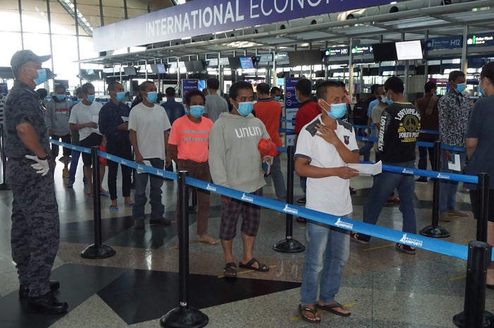 Sejumlah Tenaga Kerja Indonesia (TKI) ilegal dari berbagai tahanan Imigrasi di Semenanjung Malaysia berada di Bandara Kuala Lumpur International Airport (KLIA), Kamis (9/4/2020), sebelum dipulangkan melalui Jakarta dan Medan. Pemerintah Malaysia memulangkan sebanyak 1.038 tahanan dalam rangka  pencegahan COVID-19 bagi para tahanan di depo imigrasi selama masa Perintah Kawalan Pergerakan (MCO) atau isolasi wilayah. ANTARA Foto/Agus Setiawan/aww.