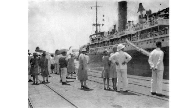 Foto ilustrasi: Suasana pelabuhan Tanjung Priok di Batavia. Pelabuhan menjadi pintu masuk wabah flu Spanyol, 1918-1920. (Tropenmuseum/Wikimedia Commons)