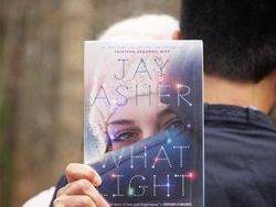 Aksi Kocak Pecinta Buku Atasi Bosan #DiRumahAja